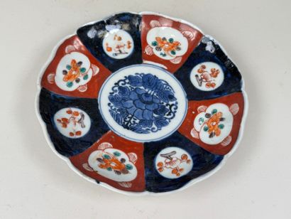 ASIE, XXe.
Plat creux en porcelaine polychrome...