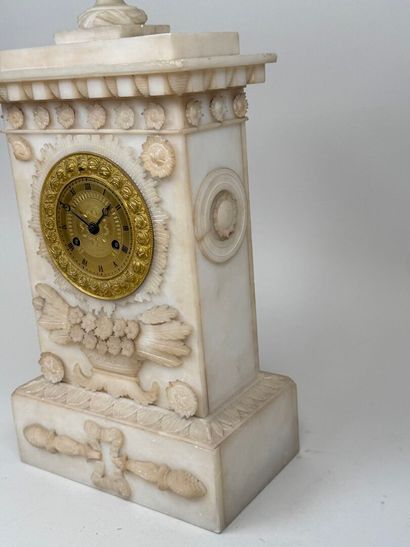 Pendule borne en albâtre sculpté et bronze...