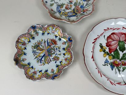 Lot de faïence composé de cinq assiettes...