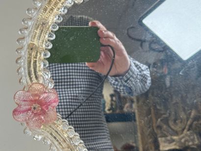 MURANO, XXe.
Miroir mural en verre soufflé...