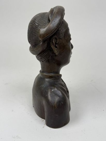 INDOCHINE, XXe.
Sujet en bronze patiné figurant...