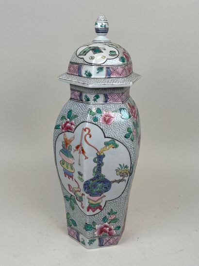 CHINE, XXe.
Pot couvert de forme hexagonale...