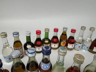 Collection de 30 mignonnettes d'alcool.
(niveaux...