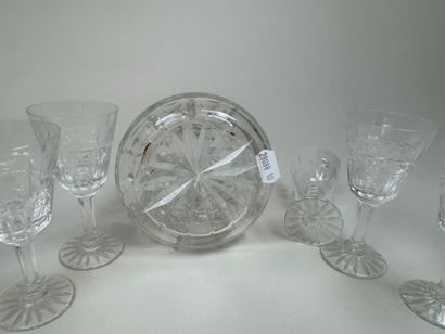 Petit service à liqueur en cristal taillé...