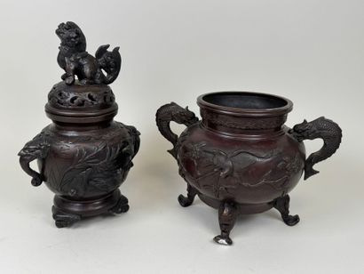 INDOCHINE, XXe.
Brûle-parfum en bronze patiné...