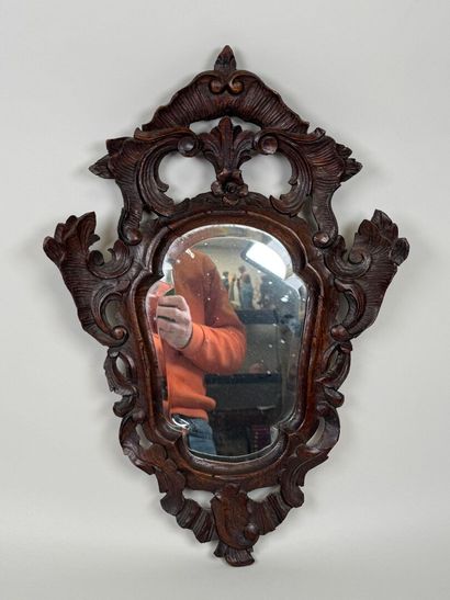 Petit miroir de forme chantournée et ajourée...
