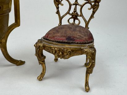 Ensemble pour couturière en régule et laiton...