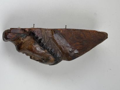 Élément en bois sculpté et patiné figurant...