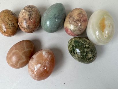 Collection de 8 œufs en marbre, onyx, et...