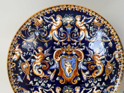 GIEN.
Lot en faïence polychrome à décor Renaissance...