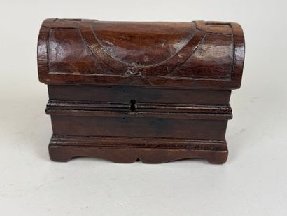 Coffret en bois mouluré et sculpté.
Travail...