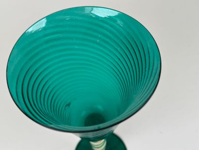 MURANO, XXe.
Grand verre sur pied en verre...