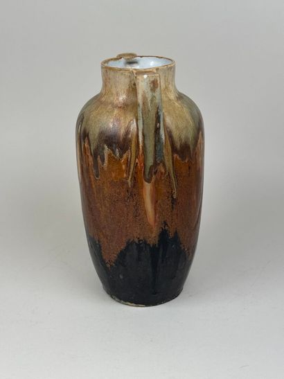 Vase en grès flammé à deux prises ajourées.
Marque...