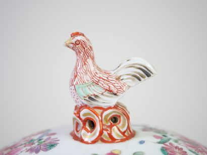 CHINE, XXe. 
Pot couvert en porcelaine polychrome...