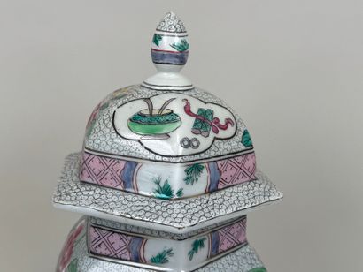 CHINE, XXe.
Pot couvert de forme hexagonale...