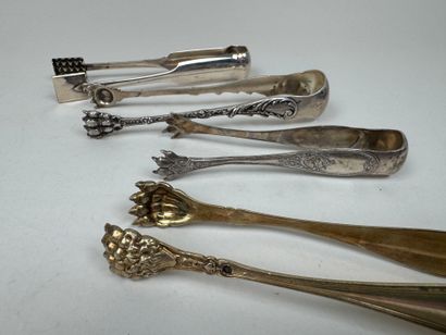 Five sugar tongs in 950/1000 silver, various...