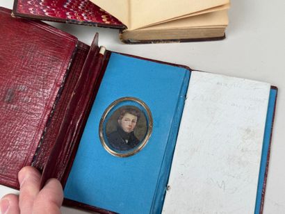 Portefeuille en cuir dépliant sur une miniature...