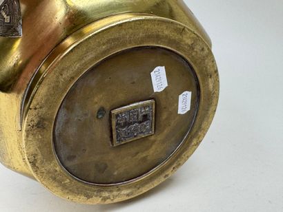 CHINE, XXe.
Cache-pot en bronze doré à décor...