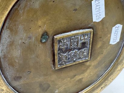CHINE, XXe.
Cache-pot en bronze doré à décor...