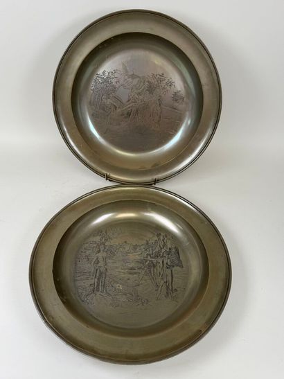 Paire de plats creux et circulaires en métal...