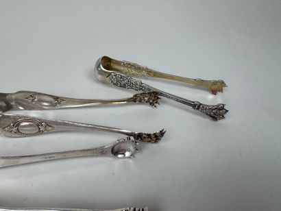 Five sugar tongs in 950/1000 silver, various...