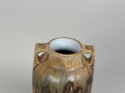 Vase en grès flammé à deux prises ajourées.
Marque...