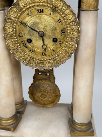 Pendule portique en albâtre et bronze doré...