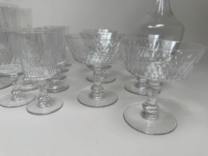 Partie de service de verres en cristal comprenant...