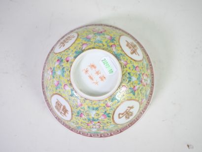 CHINE, XXe.
Bol en porcelaine polychrome...