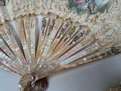 Éventail en nacre et dentelle à décor d'une...