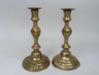 Paire de bougeoirs en bronze doré et ciselé...