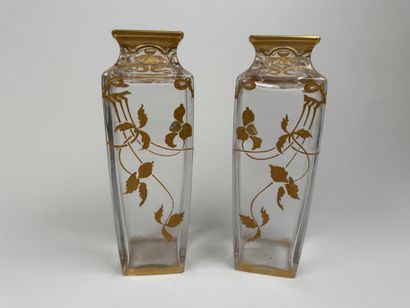 Paire de vases en cristal à décor rehaussé...