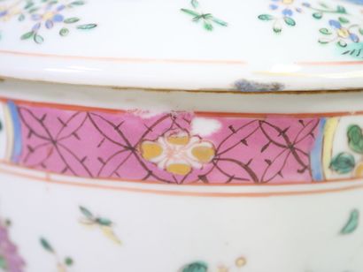 CHINE, XXe. 
Pot couvert en porcelaine polychrome...