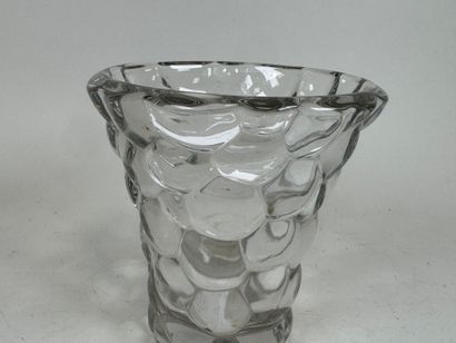 Vase en verre à décor en relief.
H. 17,5...