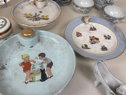 Lot en faïence et porcelaine polychrome comprenant...