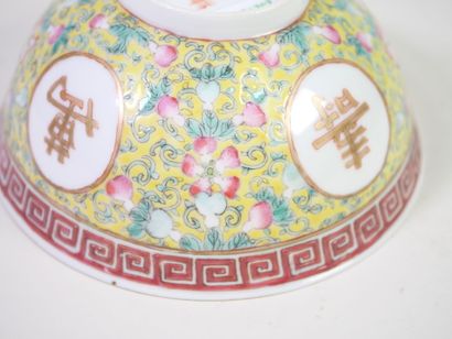 CHINE, XXe.
Bol en porcelaine polychrome...