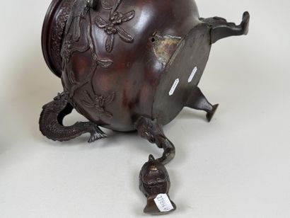 INDOCHINE, XXe.
Brûle-parfum en bronze patiné...
