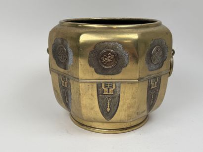CHINE, XXe.
Cache-pot en bronze doré à décor...