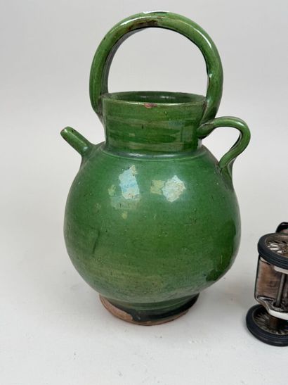 Lot comprenant :
- LONGWY.
Petit vase en...