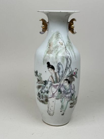ASIE, XXe.
Vase en porcelaine polychrome...
