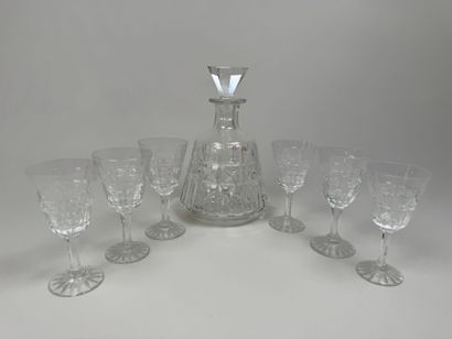Petit service à liqueur en cristal taillé...