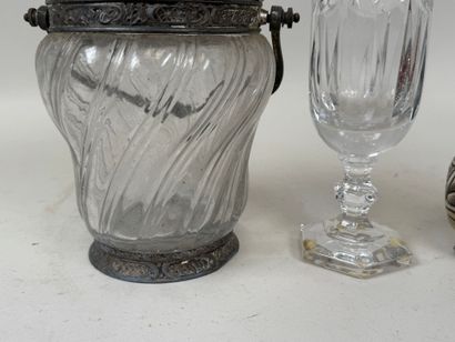 Lot comprenant :
- SEVRES.
vase sur pied...