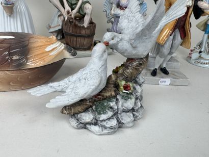 Collection de 9 sujets en céramique, porcelaine...