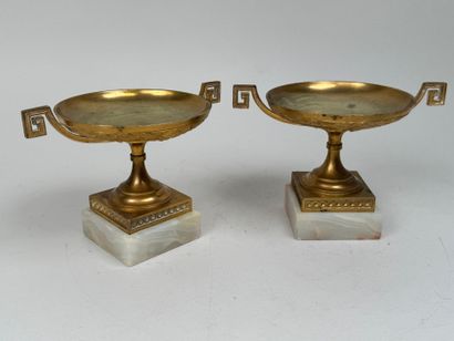Paire de cassolettes en bronze doré et ciselé...