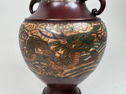 ASIE, XXe.
Vase en bronze cloisonné et polychrome...