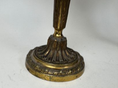 Paire de flambeaux en bronze doré et ciselé...