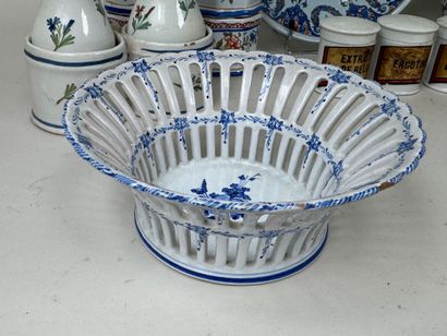 Lot en porcelaine et faïence polychrome comprenant...