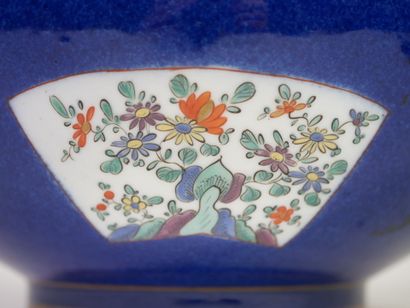 CHINE, XXe. 
Saladier en porcelaine bleue...