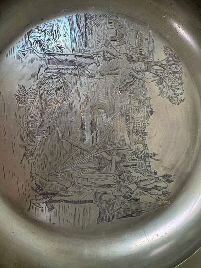 Paire de plats creux et circulaires en métal...
