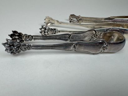 Four sugar tongs in 950/1000 silver, claw...